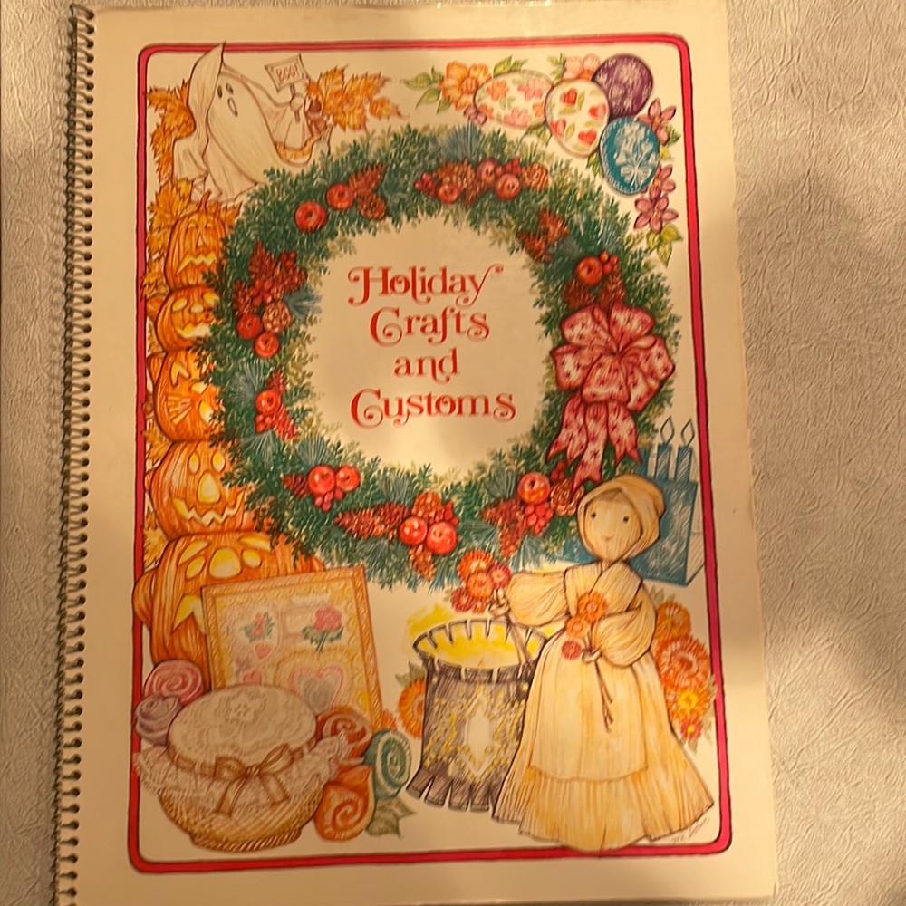 Vintage Current Holiday Crafts and Customs EUC